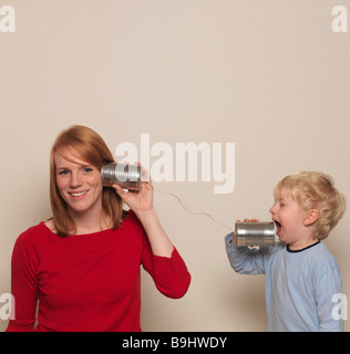 Mère et fils jouant avec can téléphone Banque D'Images
