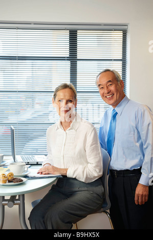 Portrait of senior co-workers in cafe Banque D'Images