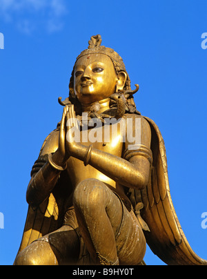 Statue en or de Garuda sur une colonne, Durbar Square, Patan, Kathmandu, Népal, Asie du Sud Banque D'Images