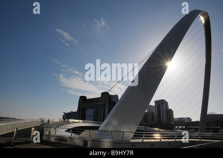 L'emblématique pont du millénaire à Newcastle-Upon-Tyne, avec soleil du matin à la torche en la structure. Banque D'Images