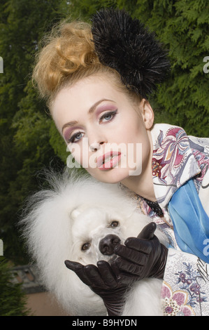 Caniches femme jeune dame pose chien animal richement big-King-caniches exalté caniches grandeur aisance grace bébête arrogant Banque D'Images