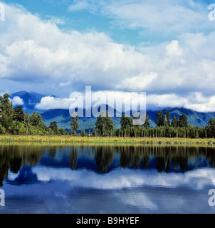 Matheson Lake avec la réflexion sur la surface, Alpes du Sud, l'île du Sud, Nouvelle-Zélande Banque D'Images