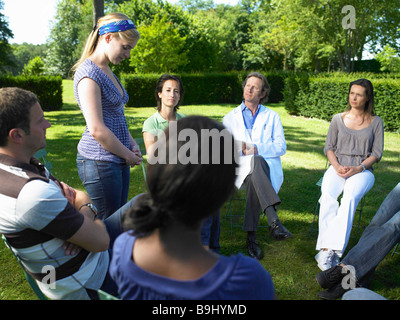 Cercle de personnes en plein air, rehab Banque D'Images