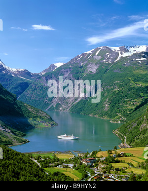 Geiranger, vue de Flydalsjuvet, bateau de croisière dans le fjord de Geiranger, Norvège Banque D'Images