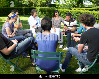 Cercle de personnes en plein air, rehab Banque D'Images