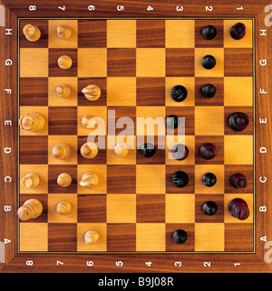 Pièces des échecs sur l'échiquier, jeu Banque D'Images