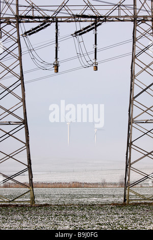 Poteaux d'électricité et d'éoliennes dans le brouillard Banque D'Images