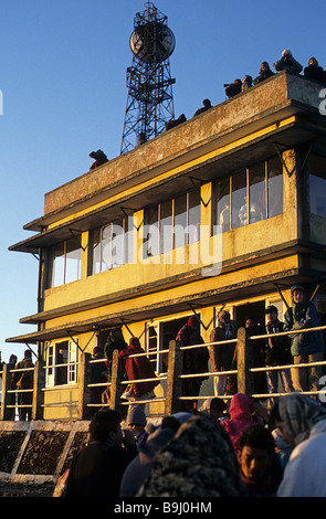 L'Inde, Tiger Hill, près de Darjeeling, plate-forme panoramique de l'endroit où la foule regarder le lever du soleil avec une vue de l'Everest et l'Himalaya. Banque D'Images