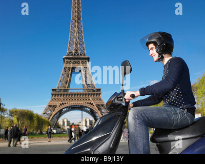 L'homme sur un cyclomoteur à Paris Banque D'Images