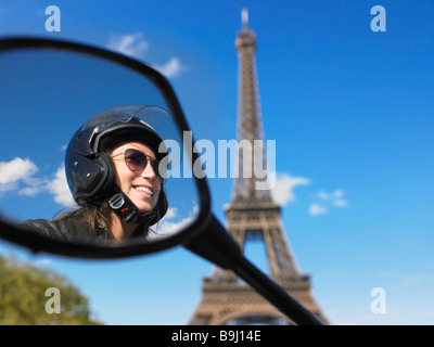 Femme sur un cyclomoteur à Paris Banque D'Images