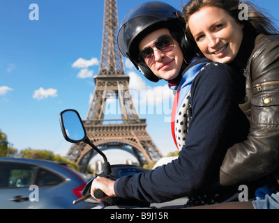 Couple sur un cyclomoteur à Paris Banque D'Images