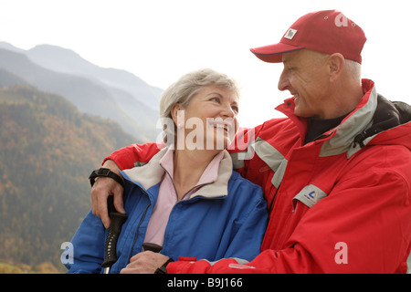 Vieux couple de prendre une pause de la marche nordique Banque D'Images