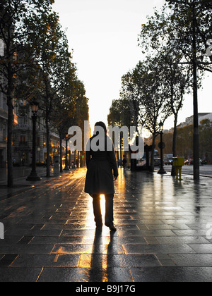 Femme marche sur Champs Elysees Banque D'Images