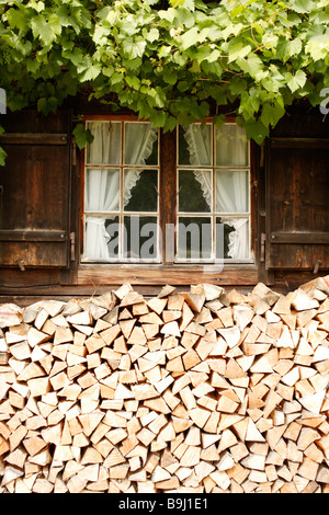 Ancienne ferme avec bavarois, volets en bois, bois de chauffage, Linderhof, Bavaria, Germany, Europe Banque D'Images