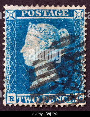 Gros plan du timbre postal britannique victorien bleu 2d sur fond noir. Utilisé avec le cachet de la poste, émis entre 1854 et 57. Banque D'Images