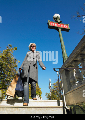 Femme marche dans le métro parisien Banque D'Images