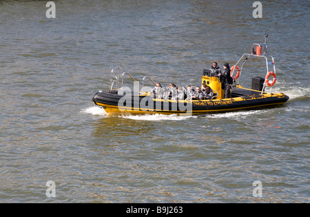 Les touristes appréciant un bateau rapide sur la Tamise à Londres Banque D'Images