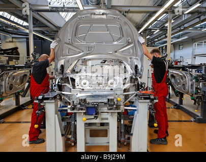 Les travailleurs de corps de voiture de l'assemblage d'un bonnet sur un R8 à corps de voiture Audi R8 construction à l'usine Audi de Neckarsulm, Baden-Wuertte Banque D'Images