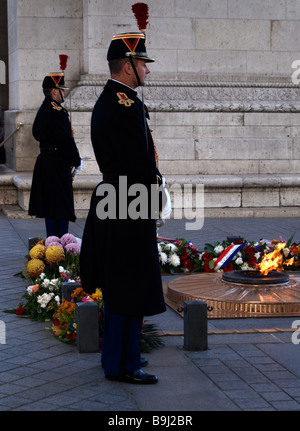 Deux soldats à la tombe du Soldat inconnu, garde la flamme éternelle du Souvenir, sous l'Arc de Triomphe, Paris, Banque D'Images