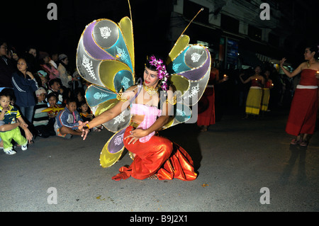 Loi Krathong, Fête des lumières, des costumes et de flottement dans un défilé à travers le centre ville, Mae Sariang, Thailande, Asie Banque D'Images