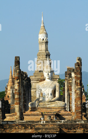 Wat Mahathat Temple et une statue de Bouddha dans le temple de l'UNESCO World Heritage Site, Sukhotaï, Thailande, Asie Banque D'Images