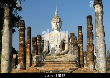 Wat Mahathat Temple et une statue de Bouddha dans le temple de l'UNESCO World Heritage Site, Sukhotaï, Thailande, Asie Banque D'Images