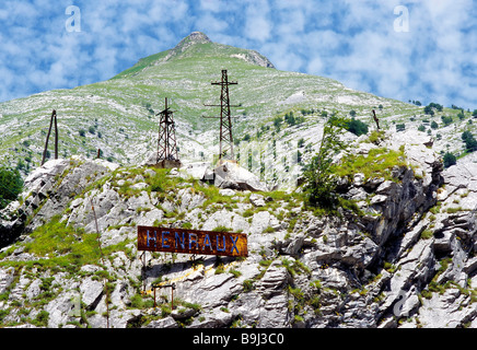 Carrière de marbre abandonnés dans les Apennins, Monte Altissimo, signe d'Henraux, une société traditionnel en marbre, Carrare, Tus Banque D'Images