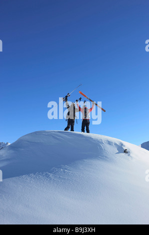 Les skieurs sur le haut de la montagne Banque D'Images