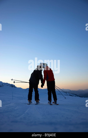 Les skieurs s'embrasser sur le sommet de la montagne Banque D'Images