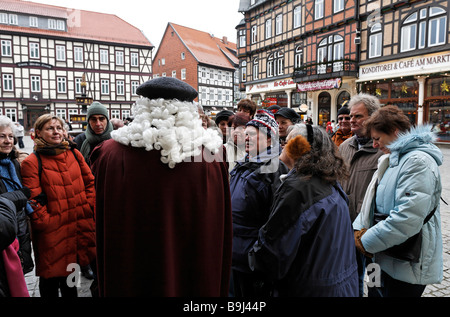 Visite guidée à la place du marché de Wernigerode, les touristes avec le guide vêtu d'un costume historique et perruque, Harz, Saxony-An Banque D'Images