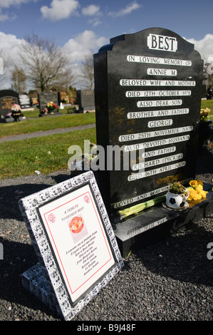 La tombe de George Best, l'Irlande du Nord de football/football néerlandais. Hommage d'un ventilateur, de par le côté. Banque D'Images