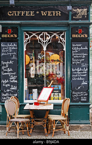 Petit restaurant romantique dans le centre historique de la ville de Quedlinburg, menu sur un bord, Harz, Saxe-Anhalt, Allemagne, Europe Banque D'Images