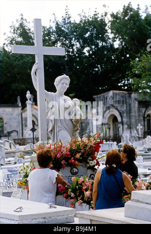 Trois femmes priant au tombeau de Señora Amelia, qui est décoré avec des fleurs, statue en marbre d'une femme tenant un bébé, NEC Banque D'Images