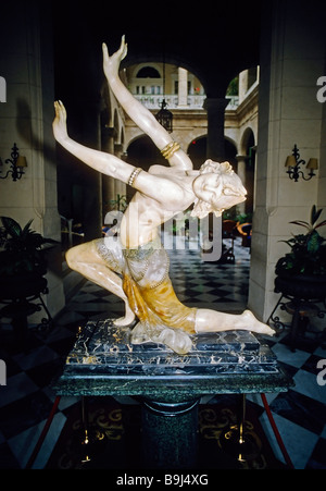 Statue Art déco d'une danseuse orientale, dans le hall de l'hôtel de Floride, Obispo, La Habana Vieja, La Havane, Cuba, Caraïbes Banque D'Images