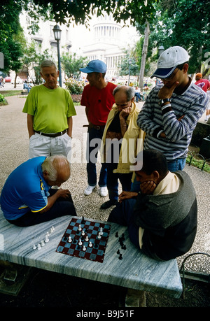 Deux vieux hommes jouant aux échecs dans un parc, regarder les gens, Parque Central, Centro Habana, La Havane, Cuba, Caraïbes Banque D'Images
