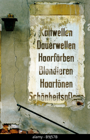 Magasin abandonné d'un ladies' coiffure, soins de beauté propose, le lettrage sur la brique en ruine-travail, Dresde, Saxe, Allemagne, Euro Banque D'Images