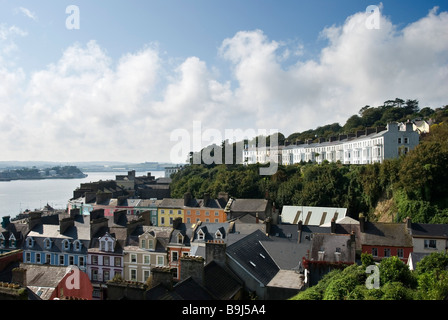 Vue sur la pittoresque ville côtière de Cobh à partir de la cathédrale Saint-colman par une belle journée ensoleillée, dans le comté de Cork, Irlande Banque D'Images