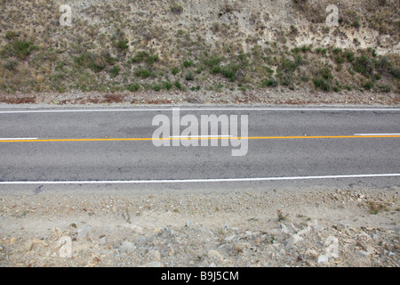 La surface de la route asphaltée sur la Nouvelle-zélande rural road,North Otago, île du sud, Nouvelle-Zélande Banque D'Images