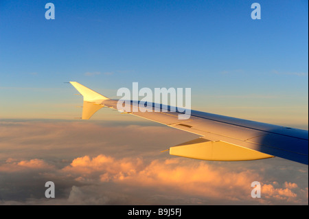 Ailes, avion, Lufthansa Airbus A340-313X, au-dessus des nuages au lever du soleil Banque D'Images