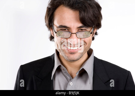 Portrait d'un jeune homme portant des lunettes Banque D'Images