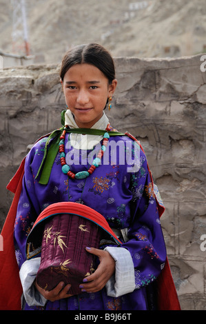 Femme ladakhis en velours traditionnels vêtements, bijoux turquoise et velvet hat, Leh, Ladakh, Inde du Nord, Himalaya, Asie Banque D'Images