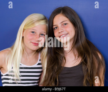 Deux jeunes filles, onze ans, des amies, portrait Banque D'Images