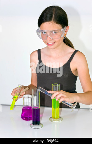 Fille, 11 ans, d'effectuer des expériences de chimie Banque D'Images