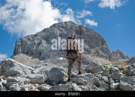 Randonneur en avant du sommet du Mont Triglav, Alpes Juliennes, en Slovénie, Europe Banque D'Images