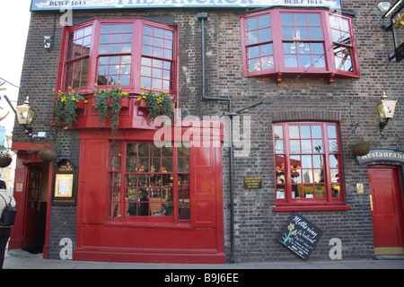 Londres Angleterre Royaume-Uni pub traditionnel rouge victorien porte vitre avant Banque D'Images
