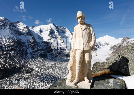Monument au Kaiser Franz Joseph au Kaiser-Franz-Josefs-Hoehe en face de la montagne Grossglockner et Glacier Pasterze, Grossgloc Banque D'Images