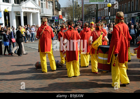 Blocofogo band de divertir les passants dans le centre-ville de Royal Tunbridge Wells Kent England UK Banque D'Images