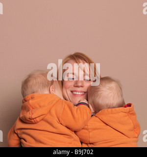 La mère des jumeaux Banque D'Images