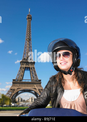 Femme sur un cyclomoteur à Paris Banque D'Images