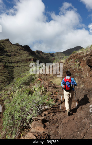 Femme avec un sac à dos en randonnée dans le Barranco de Benchijigua, La Gomera, Canary Islands, Spain, Europe Banque D'Images